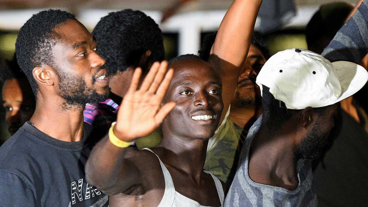 Los migrantes del 'Open Arms' desembarcan en Lampedusa