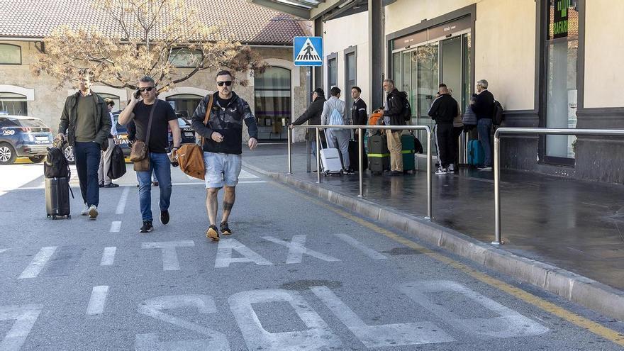 Paradas vacías y colas puntuales por la huelga de taxistas en la provincia de Alicante