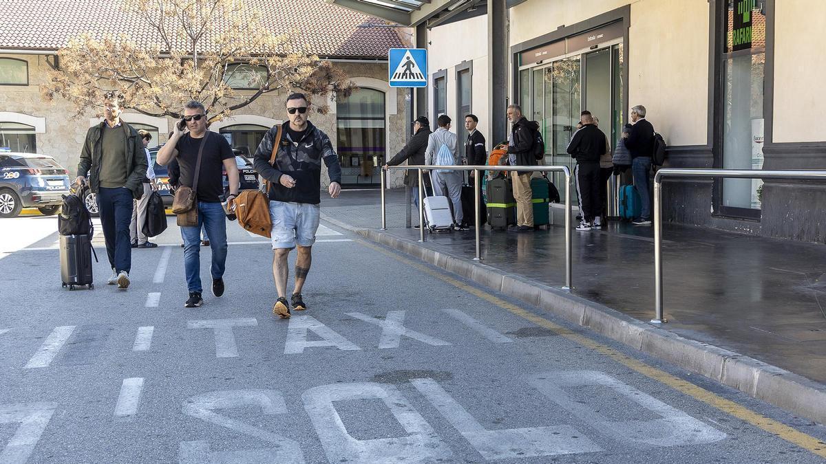 Colas puntuales en la estacion de trenes por la huelga de taxistas