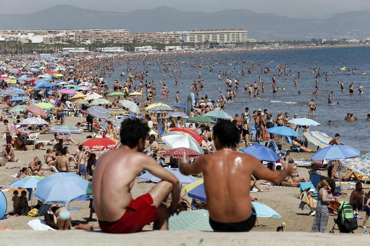 La playa de La Malvarrosa (Valencia), abarrotada.