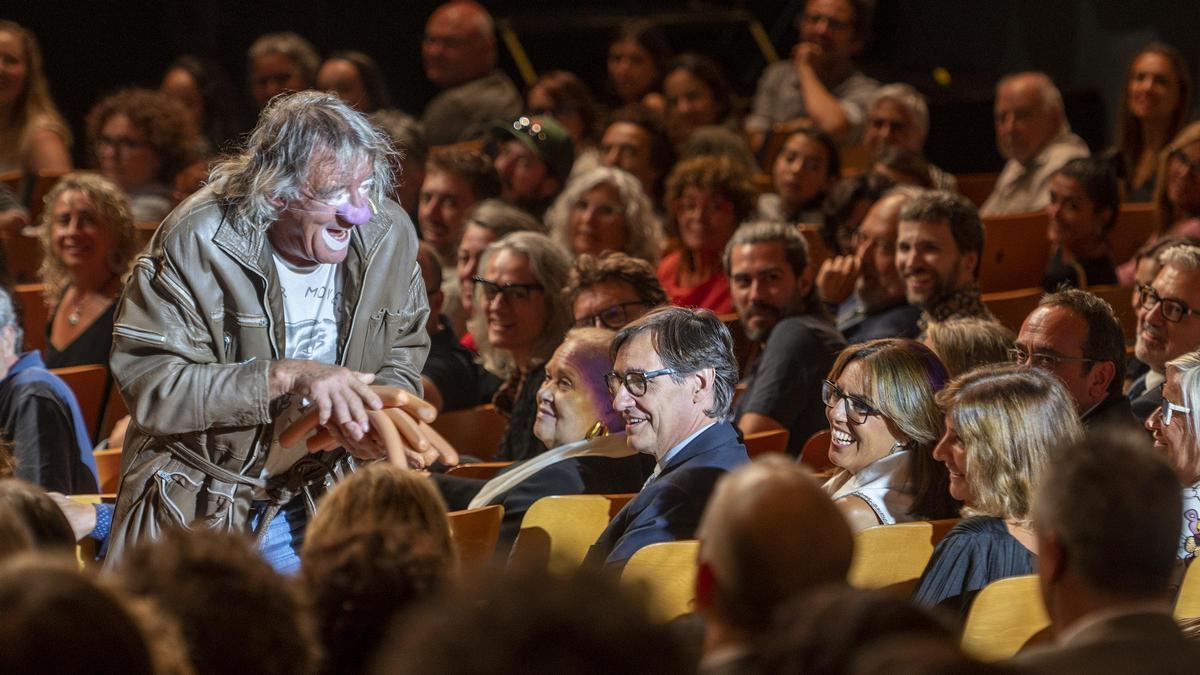 El payaso Tortell Poltrona bromea con el público, con el President de la Generalitat, Salvador Illa, entre los asistentes, durante la gala ‘Catalunya aixeca el teló’ en el Auditori de Sant Cugat