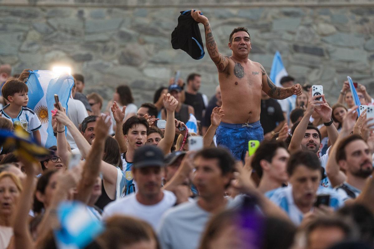 Aficionados argentinos se reúnen en la playa del Bogatell el día antes de la gran final contra España del Mundial