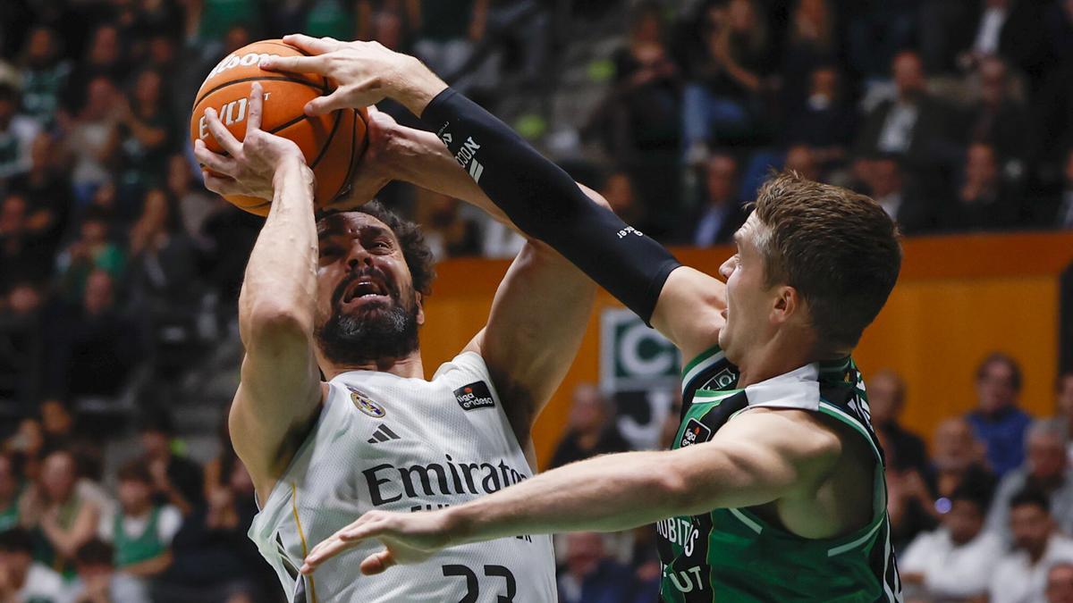 El alero del Real Madrid, Sergi Llull (i), con el balón ante la defensa del base sueco del Joventut, Ludde Hakanson.