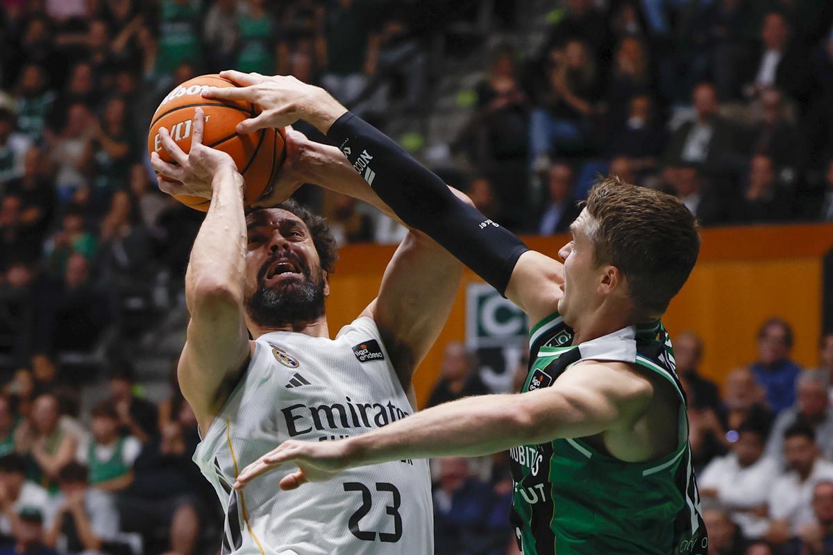 El alero del Real Madrid, Sergi Llull (i), con el balón ante la defensa del base sueco del Joventut, Ludde Hakanson.