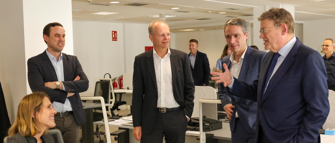 Ximo Puig con los directivos de PowerCo y una trabajadora, esta tarde en las oficinas de la firma.