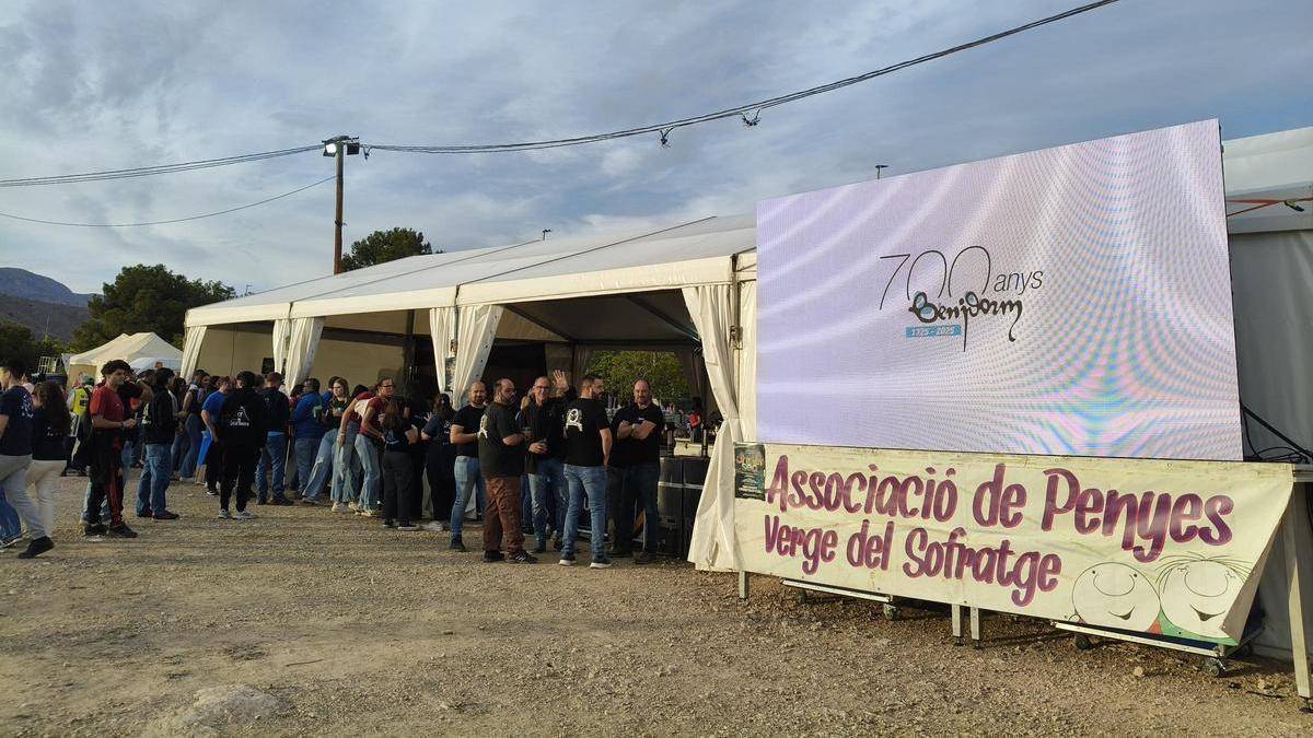Peñistas este viernes en el recinto habilitado para la Acampada en Benidorm.