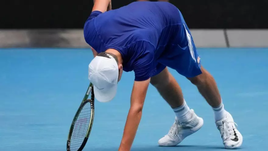 El checo Mensik cae desplomado sobre la Rod Laver Arena en la final júnior