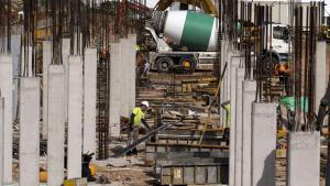 Operarios, trabajando en una obra.