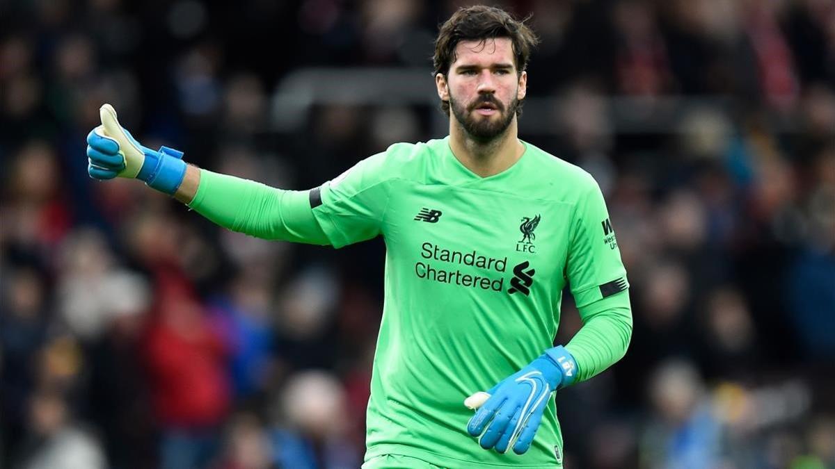 Alisson Becker saluda a la hinchada antes del partido Bournemouth-Liverpool de diciembre.