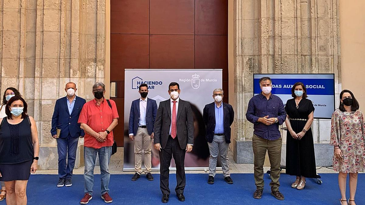 Díez de Revenga y los representantes de Cruz Roja, Cepaim, La Huertecica, Accem y Red Madre ayer en el Museo de Bellas Artes | CARM