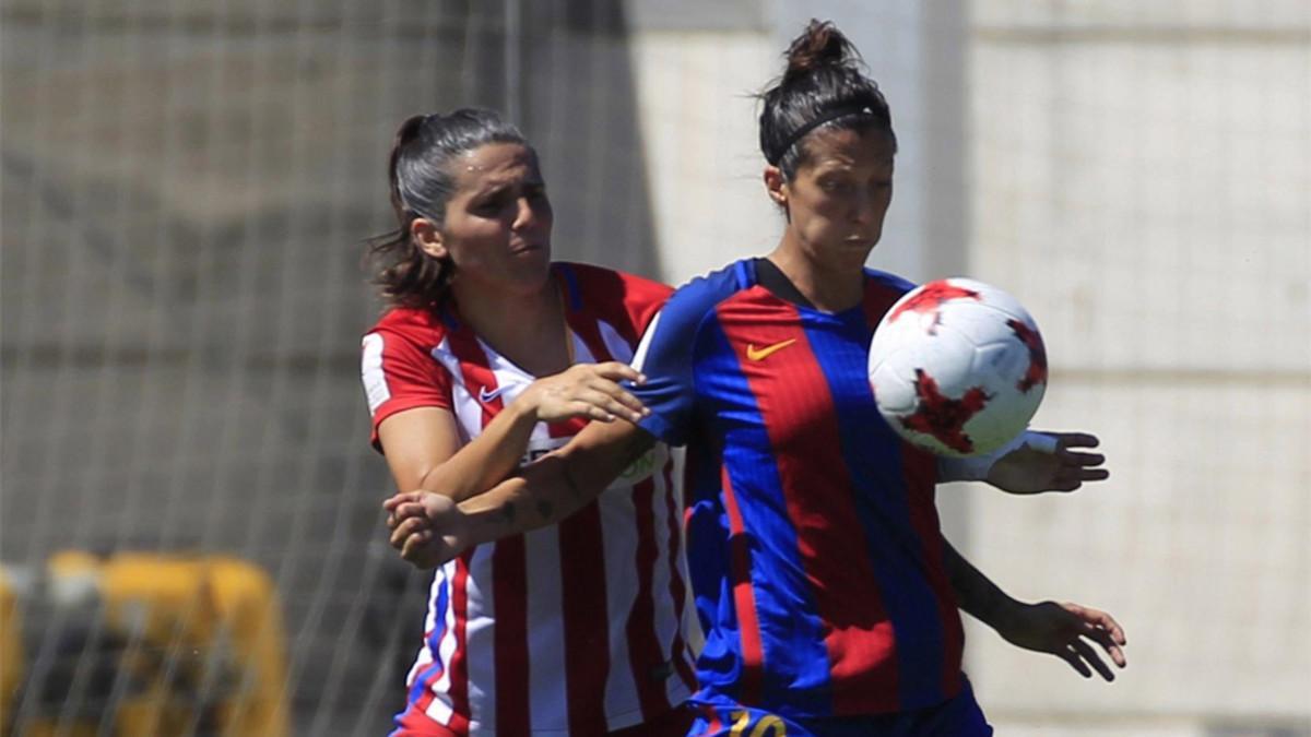 Jennifer Hermoso controla el balón ante la presión de Andrea Pereira, del Atlético de Madrid, durante la final de la Copa de la Reina 2017