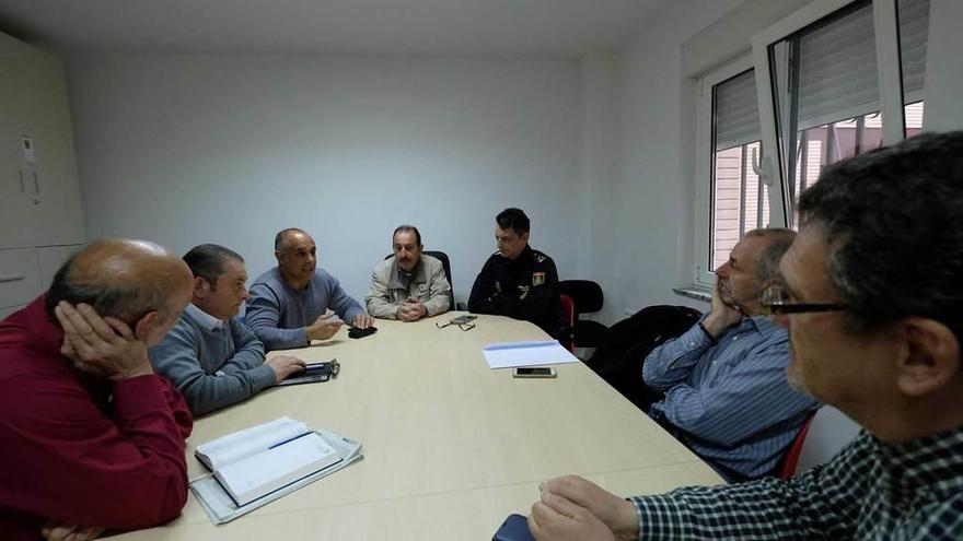 Los responsables vecinales, con el inspector jefe de la Comisaría de Mieres, Ignacio González-Cachón, tercero por la izquierda, y el jefe de Seguridad Ciudadana, David Díaz Álvarez, tercero por la derecha.