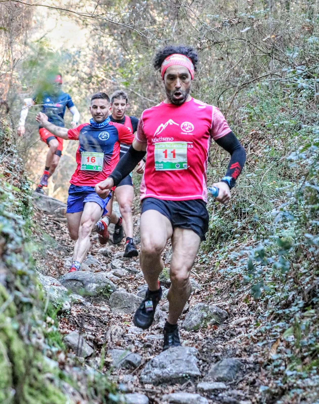 Algunos de los corredores en una zona de descenso.