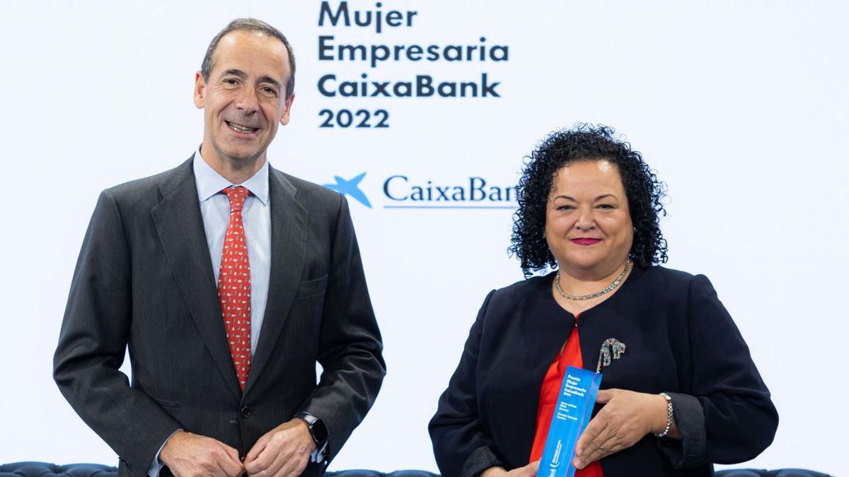 Gonzalo Gortázar, consejero delegado de CaixaBank, y Sonia Ortega, ganadora de la última edición.