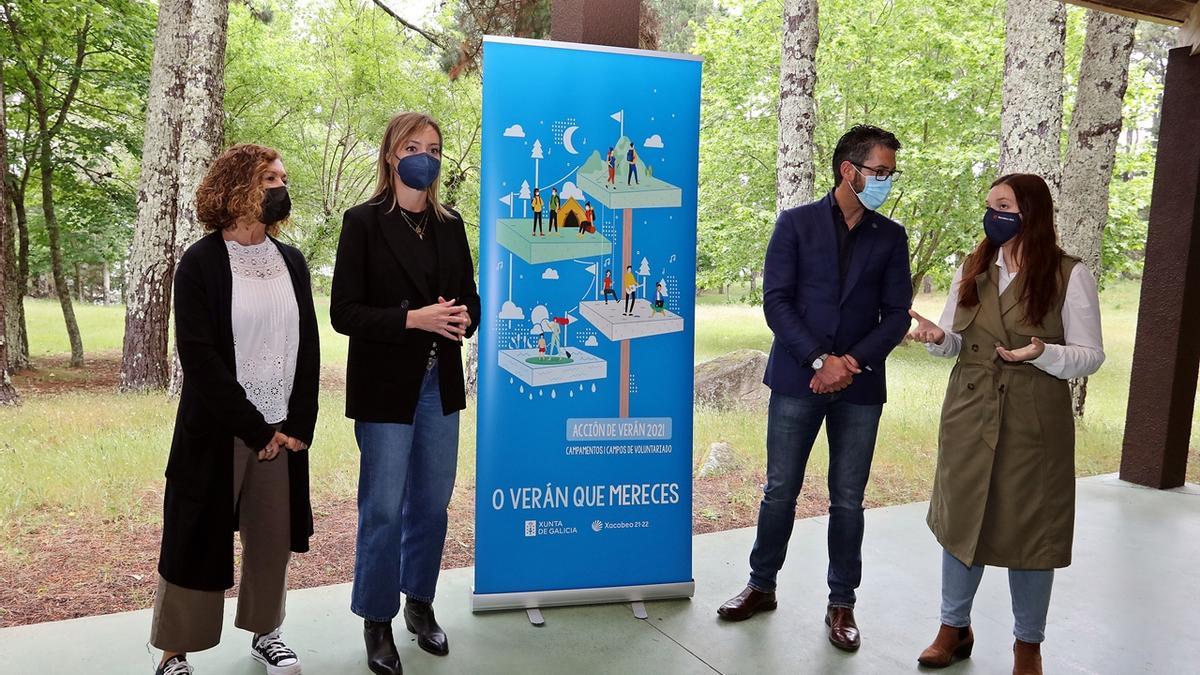 Un momento de la presentación de la campaña de verano, con la jefa territorial de Política Social en Coruña, María Blanco; la conselleira, Fabiola García, el alcalde de Porto do Son, Luis Oujo y la directora xeral de Xuventude, Cristina Pichel (de izq. a dcha.).