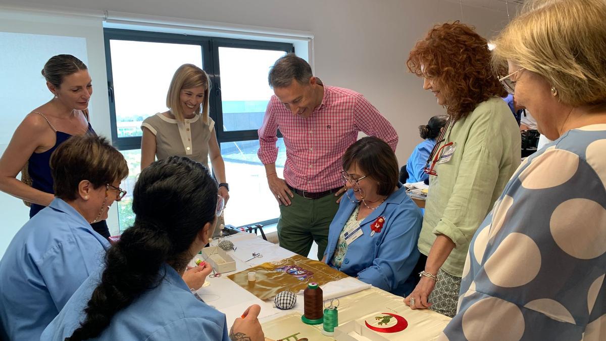 Mª Huertas García, Rosa Medina y Fulgencio Gil junto a monitoras y alumnas del programa de bordado.