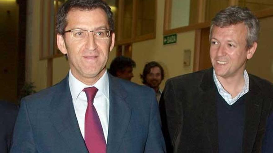 Núñez Feijó y Alfonso Rueda, ayer, en el Parlamento.