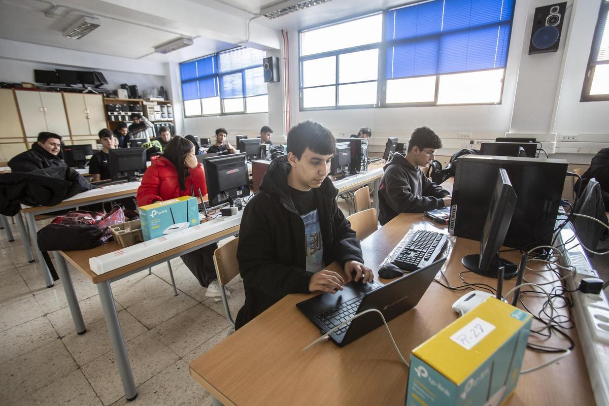 Alumnado en un taller de Electrónica en el Instituto Cavanilles, decano de la FP en la provincia