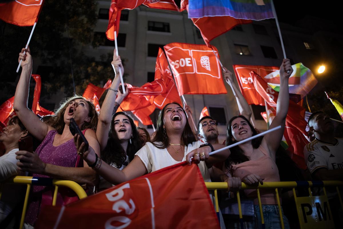 Ambiente en las sedes del PP y PSOE en la noche electoral, en imágenes