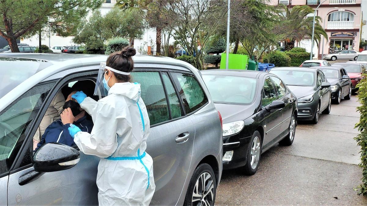 Colas a las puertas del centro de salud el día de Nochebuena para la realización de test covid