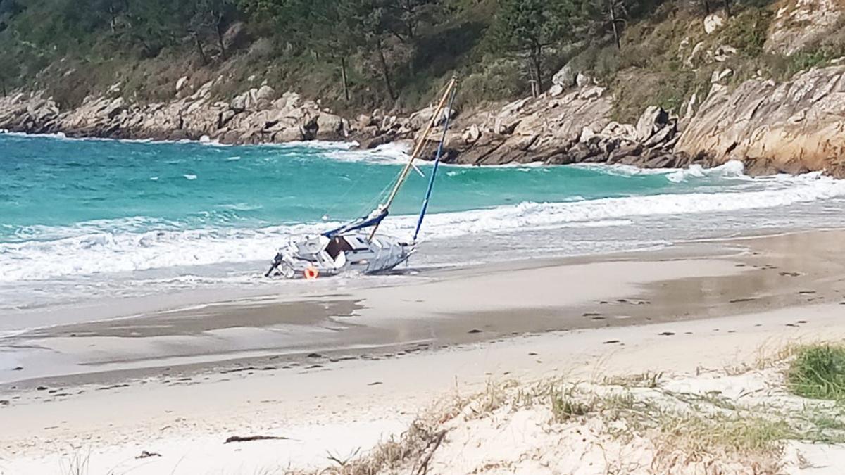 El velero varado en la playa de Barra, en Cangas.