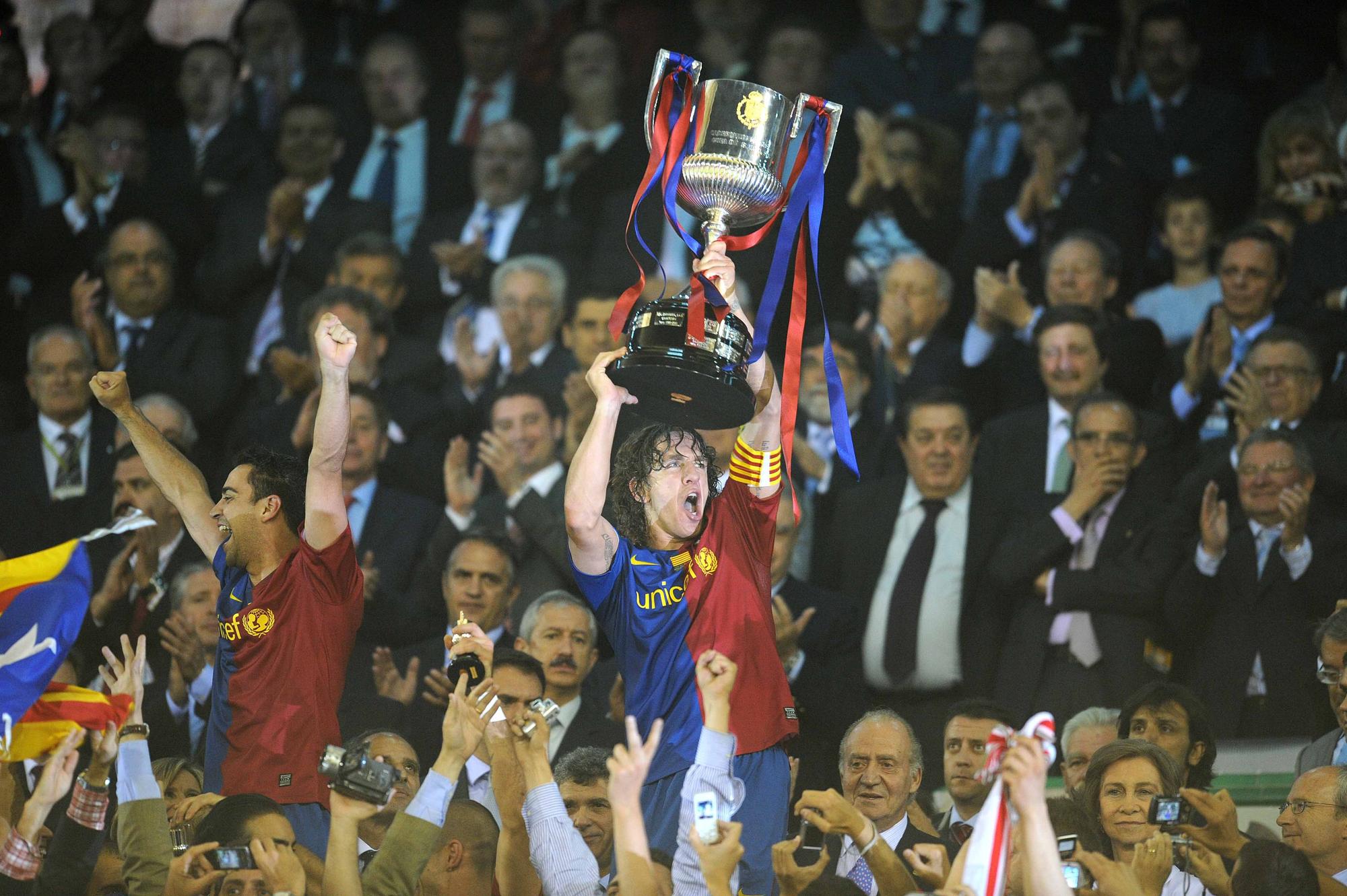 Puyol, acompañado de Xavi, levanta la Copa de Rey en Mestalla tras ganar al Athletic en el 2009.