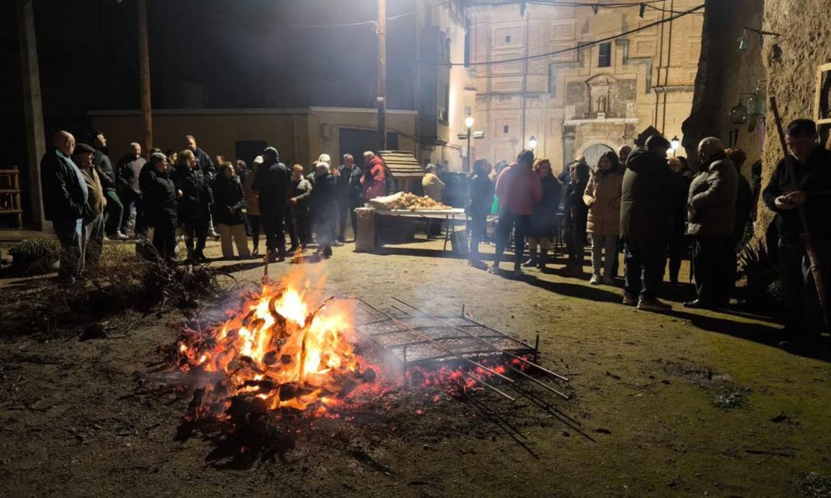 Los vecinos compartieron la merienda al calor del fuego en San Antón.