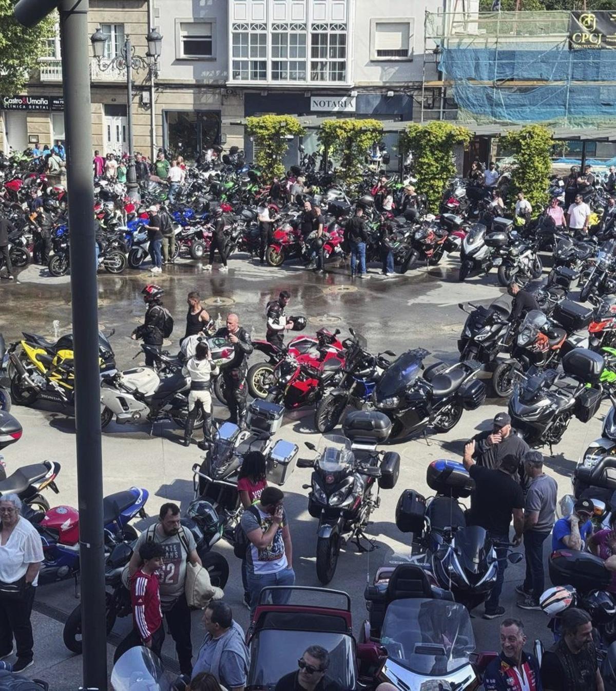 Numerosos aficionados a las motos se dan cita en Ponte Caldelas.