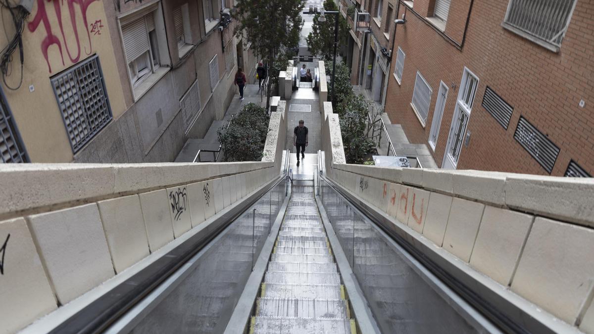 Imagen de archivo de las escaleras mecánicas de la Baixada de la Glòria, que estarán renovadas este mes de diciembre, según lo previsto hace seis meses.