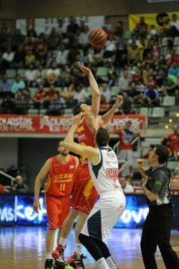 Partido entre el UCAM Baloncesto y el Manresa