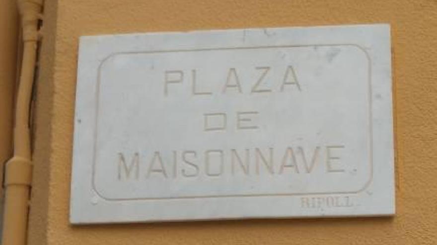 La placa ha regresado a su plaza.