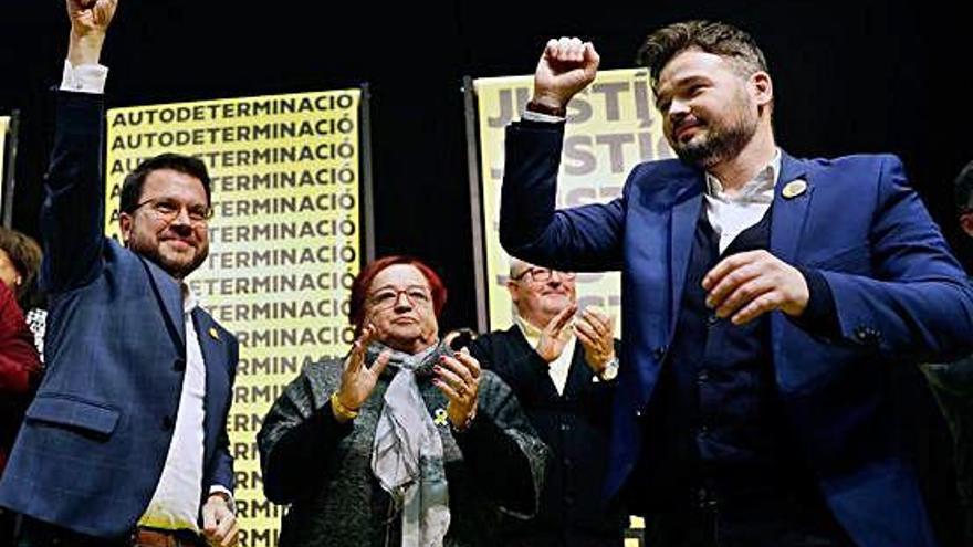 Rufián i Aragonès celebrant els resultats.