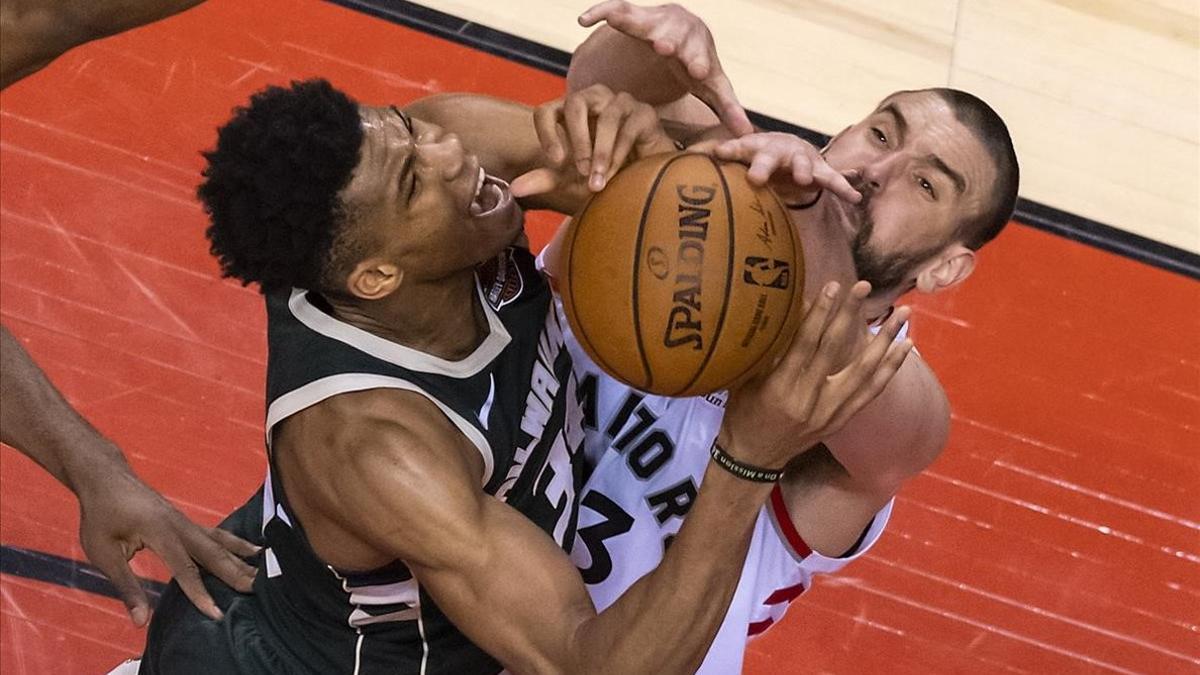 Marc Gasol frena una entrada a canasta de la estrella de los Bucks, Antetokounmpo