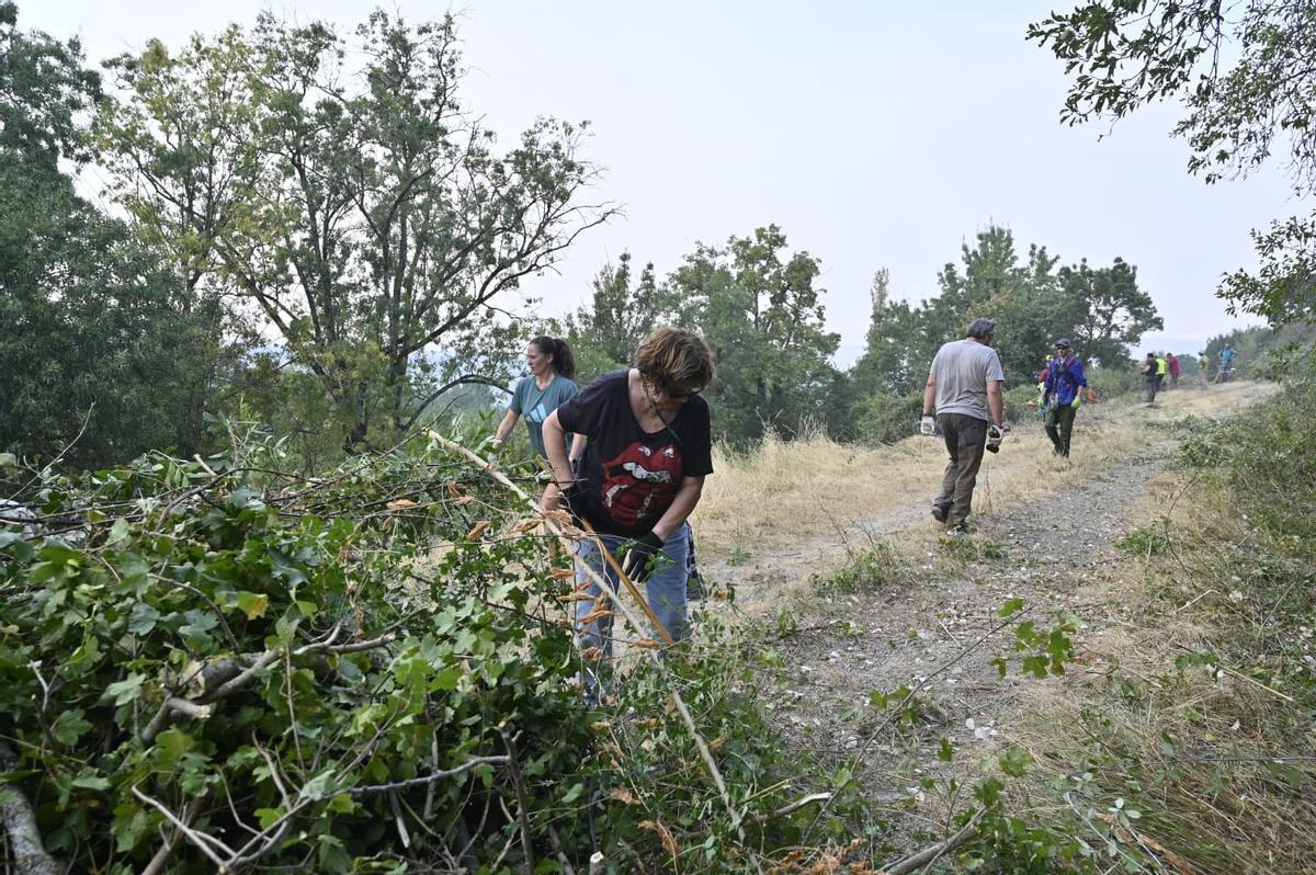 Voluntarios de Baros y Navasa haciendo labores de desbroce para defender sus pueblos