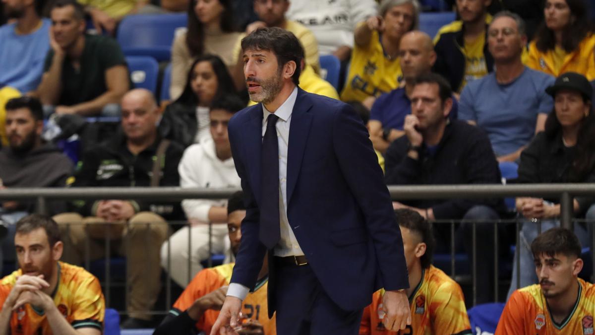 Álex Mumbrú, en la cancha del Maccabi Tel Aviv