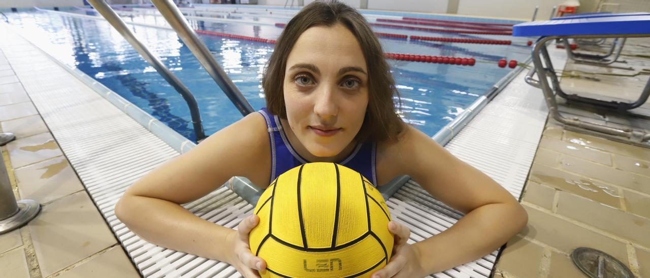 Julia Tazueco, capitana de la Escuela Waterpolo de Zaragoza