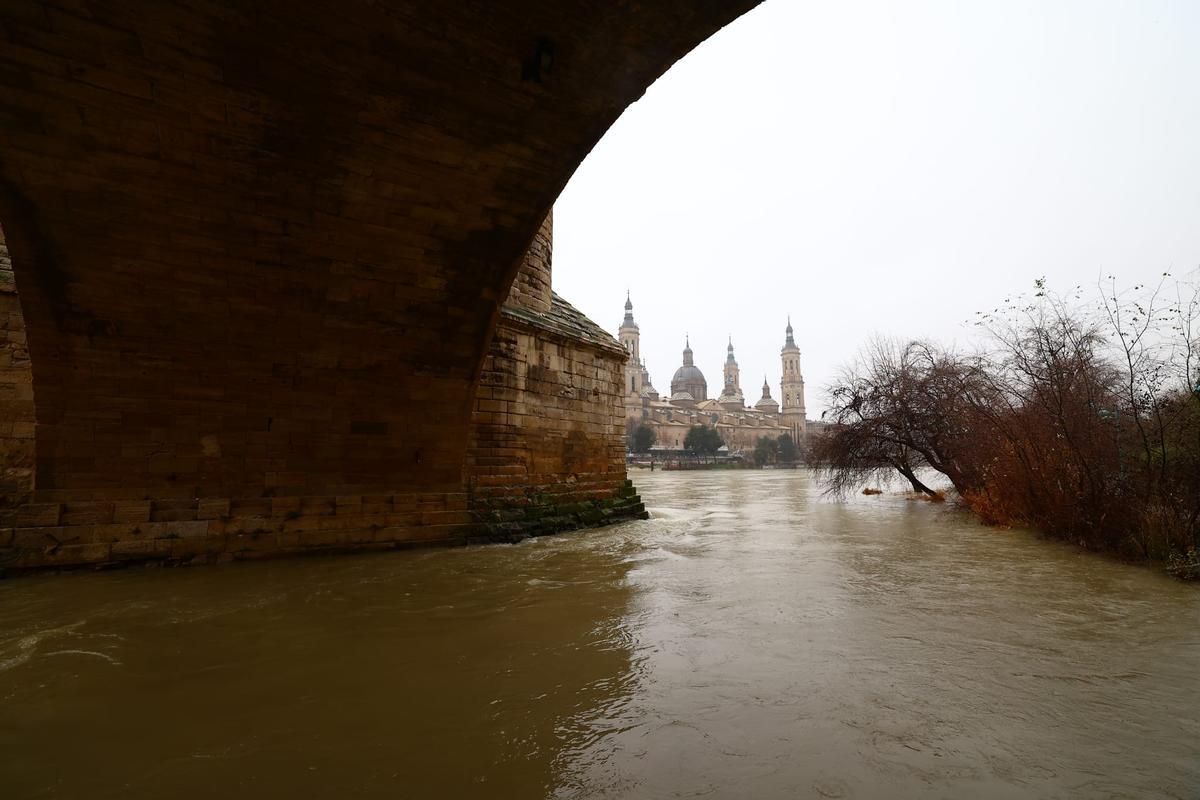 En imágenes I Así pasa el Ebro por Zaragoza tras las lluvias de los últimos días