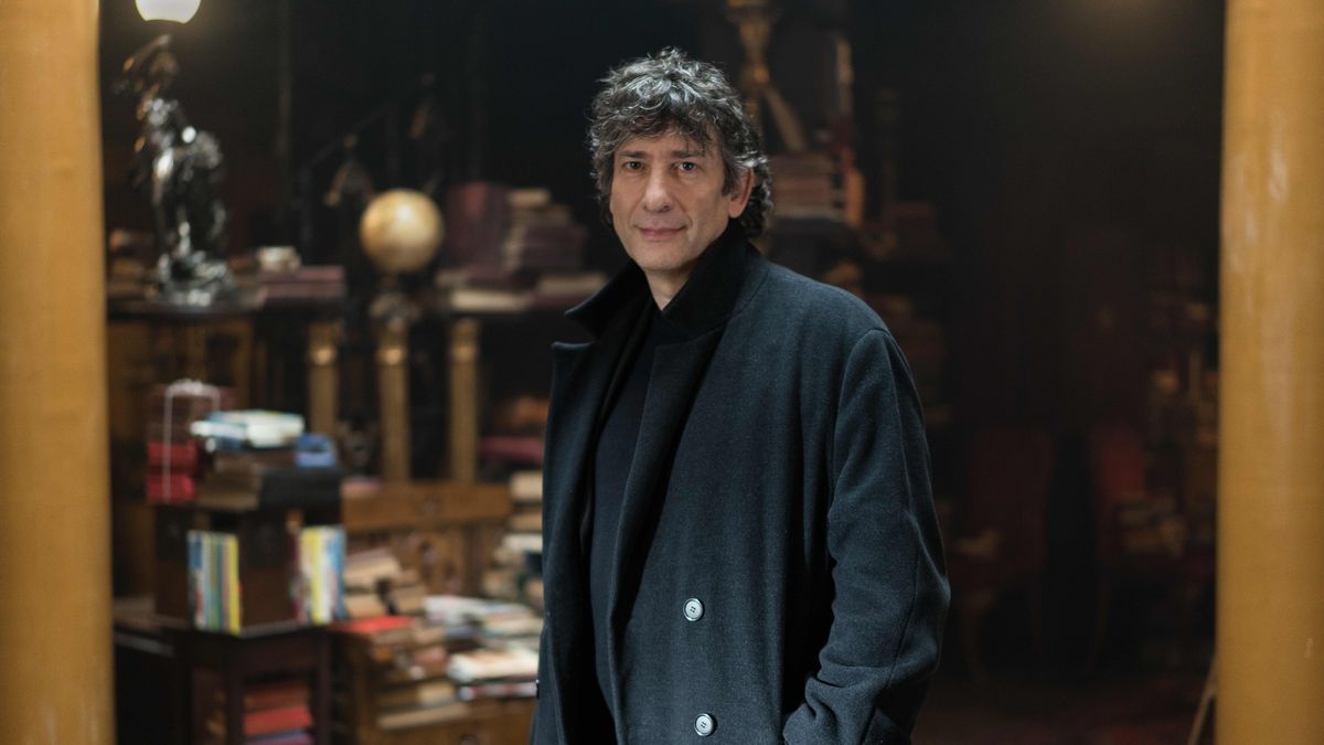 Neil Gaiman en el rodaje de ’Good Omens’.