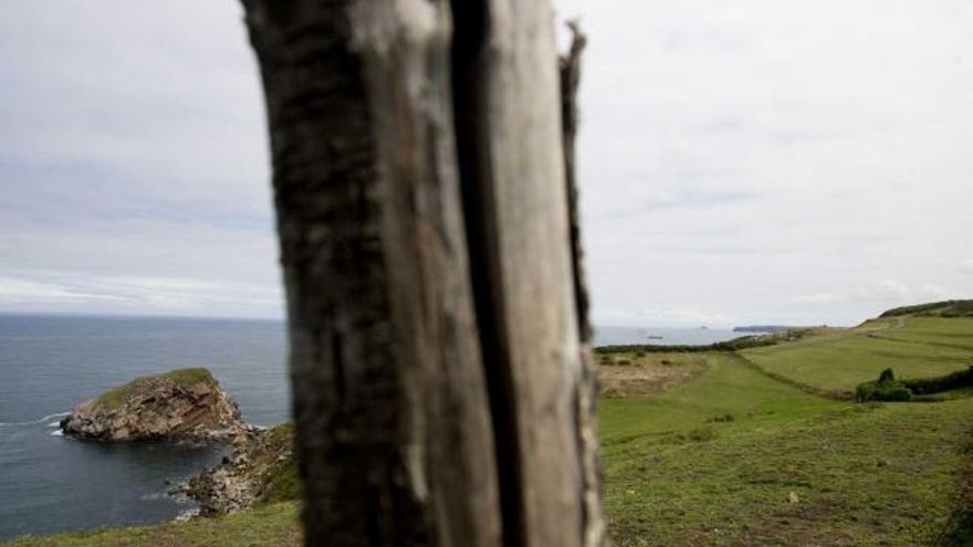 El islote de La Ladrona, visto desde la senda costera.