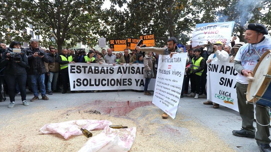 Los agricultores lanzan vino, cebada y trigo a las puertas de la Delegación del Gobierno en Zaragoza