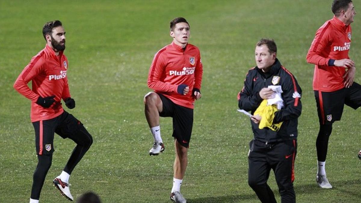 El recién incorporado Kranevitter, en el centro, junto a Vizcaíno en un entrenamiento del Atlético