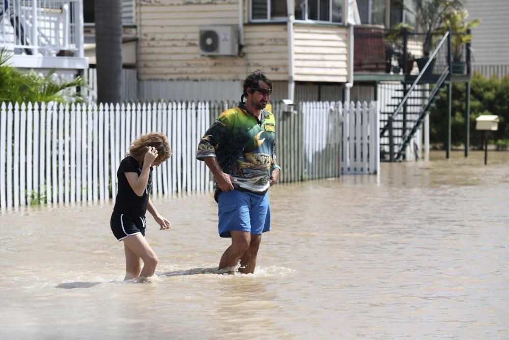 Al menos 4.000 personas fueron evacuadas hoy por inundaciones en dos poblaciones de la Isla Norte de Nueva Zelanda ante el envite del ciclón Debbie, que a su paso por Australia causó cinco muertos.