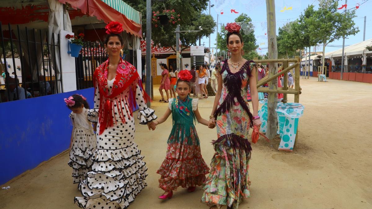 Dos amigas pasean por el recinto con sus hijas ataviadas para la ocasión.