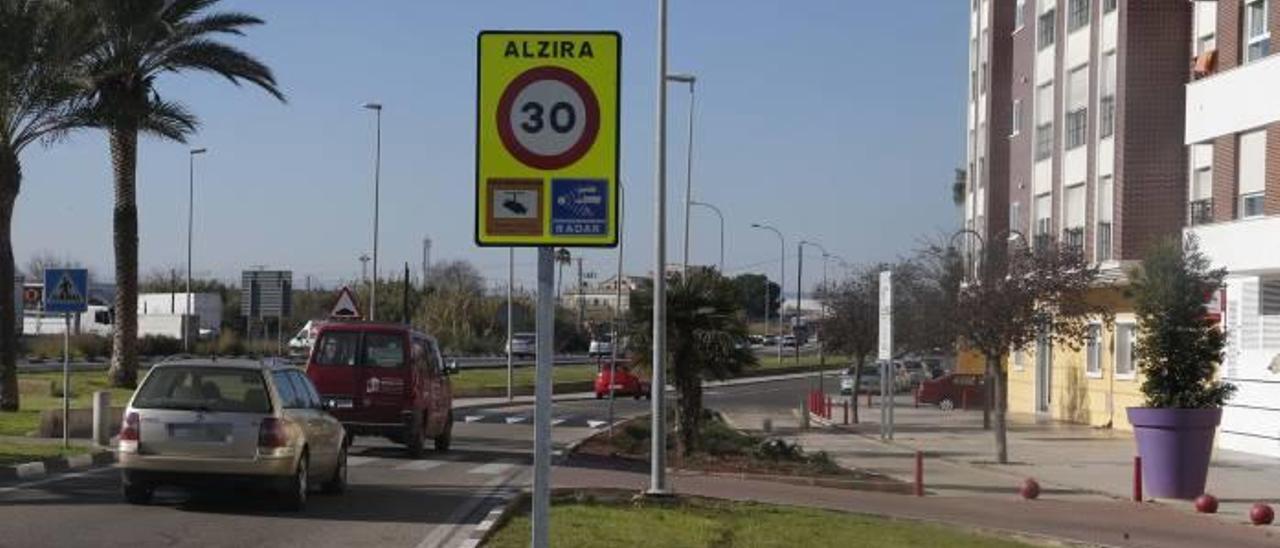 Señal que limita la velocidad en el casco urbano de Alzira en uno de los accesos a la ciudad.