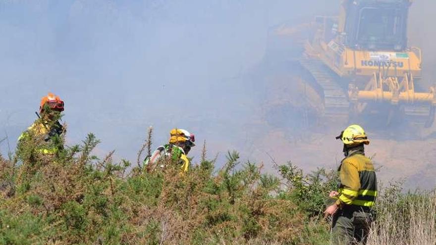 La cuadrilla y el bulldozer en el incendio de Val de Santa María.