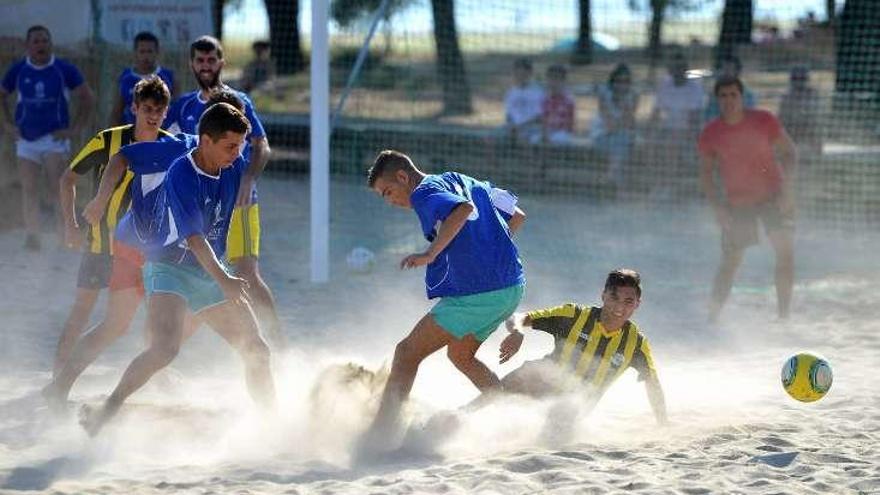 Un partido de fútbol playa ayer en Lourido. // G. Santos