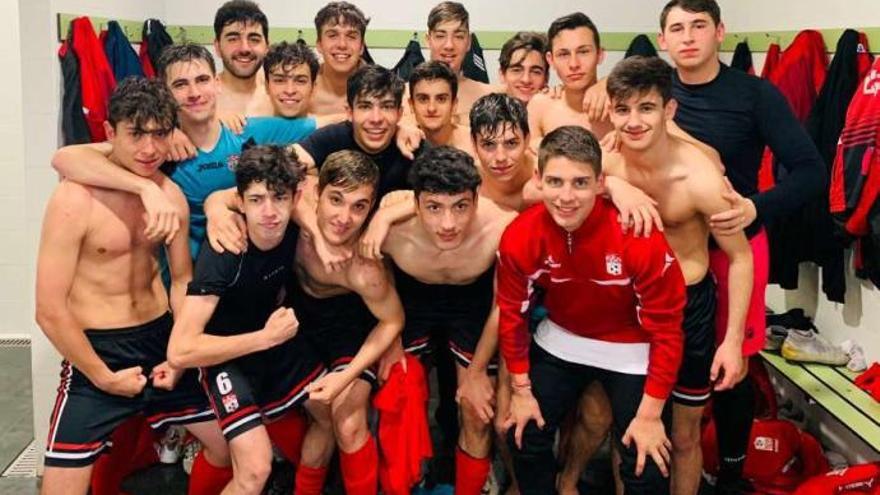 Los juveniles de la EF Lalín festejan ayer el ascenso en los vestuarios del San Pedro de Visma 2.