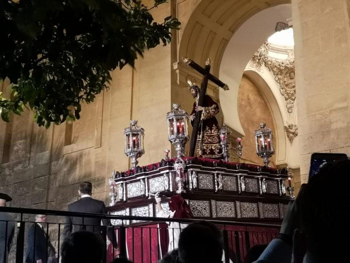 Lunes Santo primaveral para albergar una simbiosis de marchas y silencio