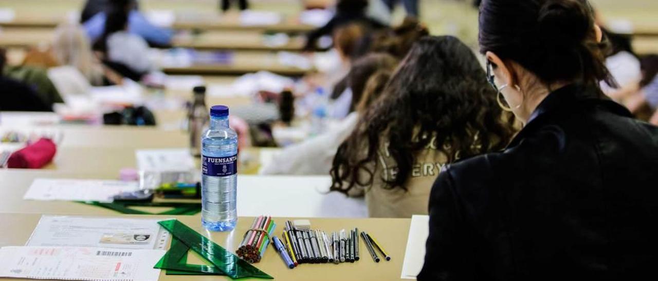 Pablo Hevia, Elisa Ferriol y Paula Feito, tras el examen. Arriba, un detalle de las &quot;herramientas de trabajo&quot;.