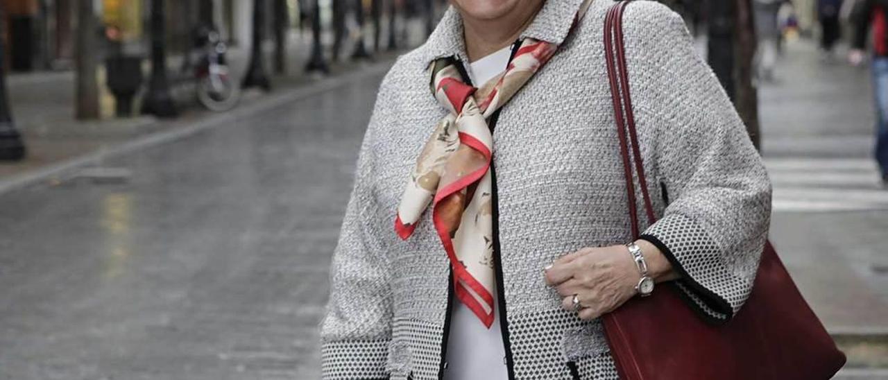 Natalia López Moratalla, ayer, en la calle de Asturias.